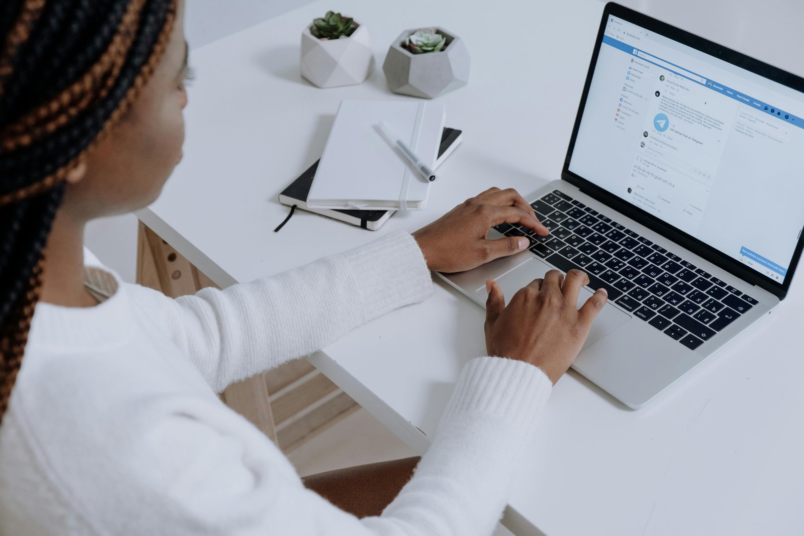 LinkedIn et Facebook pour trouver un emploi au Québec : profil, réseau, offres et stratégie complète
